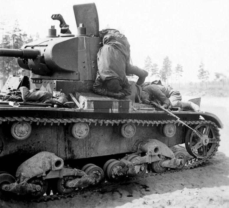 Погибшие советские танкисты и бойцы танкового десанта. Танк – Т-26. Время съемки: 1941 год.