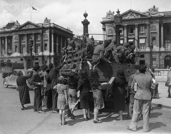 Французы продают сувениры немецким солдатам. Париж, Франция, 31 июля 1940 года. 