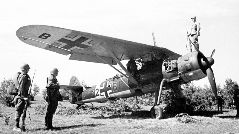Красноармейцы Западного фронта у захваченного немецкого самолета-разведчика Hs.126, июль 1941 года.
