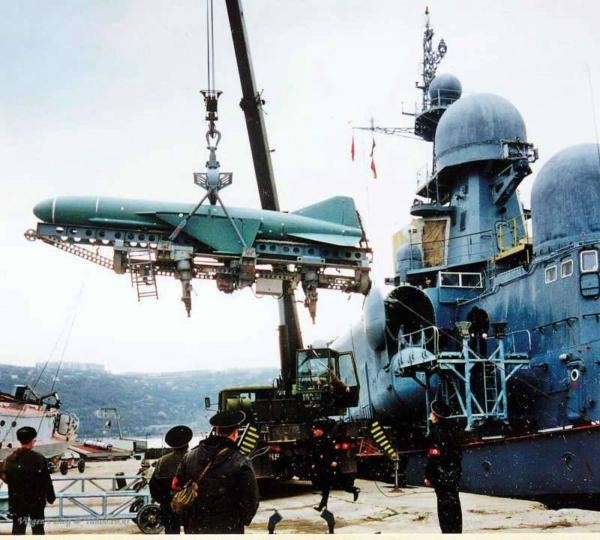 Погрузка противокорабельной ракеты П–15У/М «Термит» на ракетный катер «Шуя» ЧФ РФ в арсенале Сухарной балки. Севастополь, апрель 1999 года.