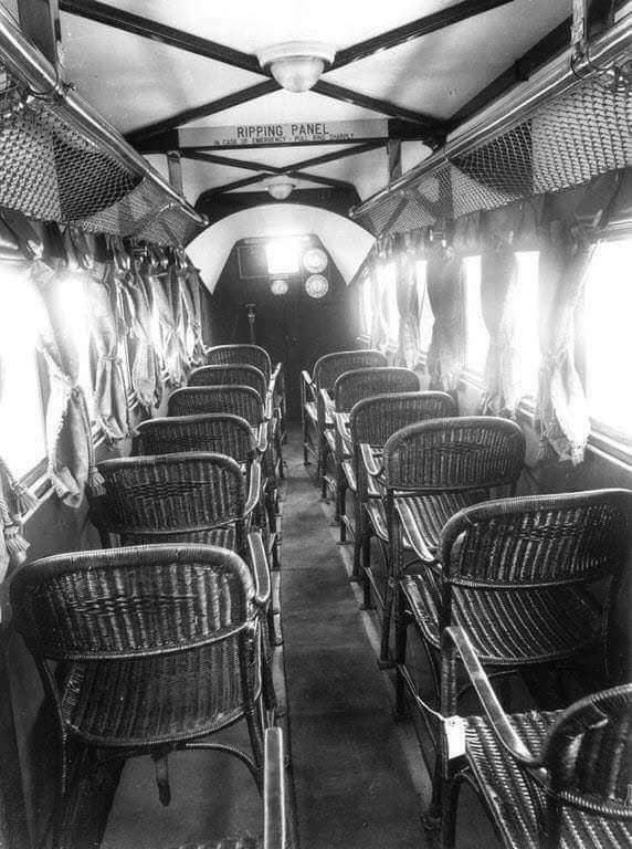 В салоне пассажирского самолета, 1930-е годы. 
