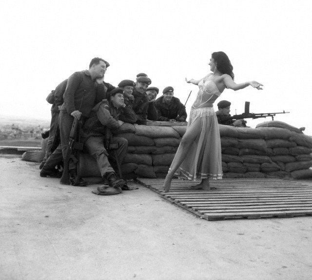 Британские солдаты, наблюдают за турецкой танцовщицей на Кипре, 1964 год.