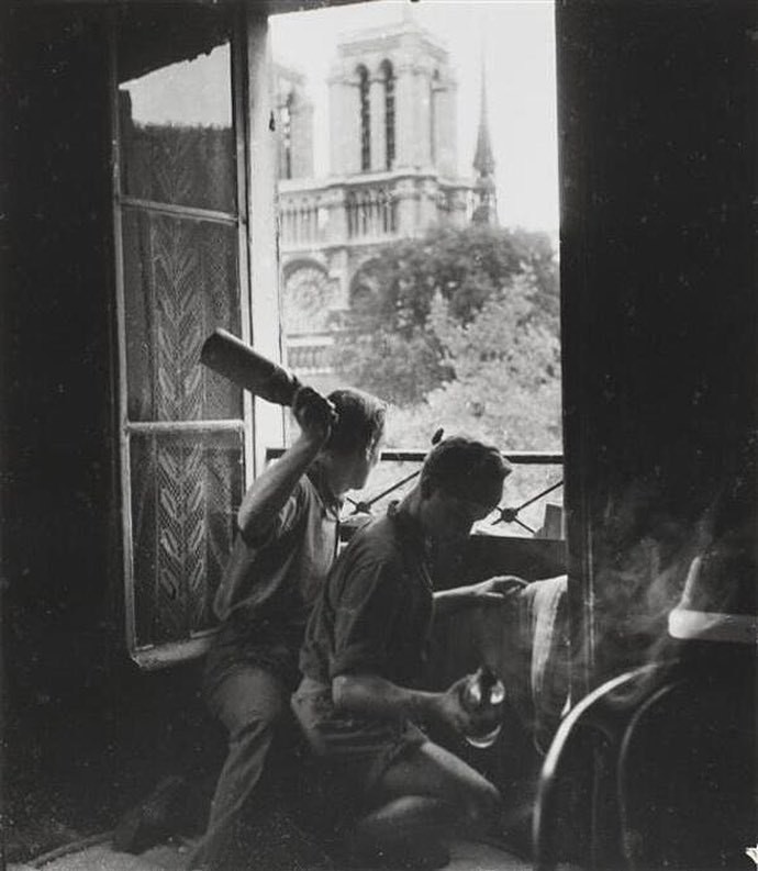 Члены французского сопротивления с коктейлями Молотова во время освобождения Парижа, август 1944 года.