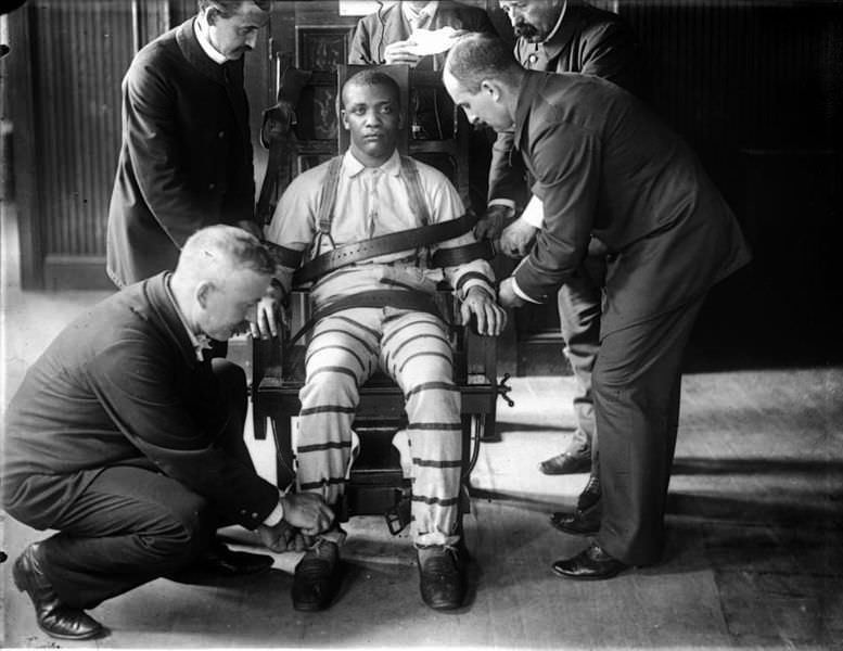 Преступник в электрическом кресле, тюрьма Sing-Sing. 1900 год.