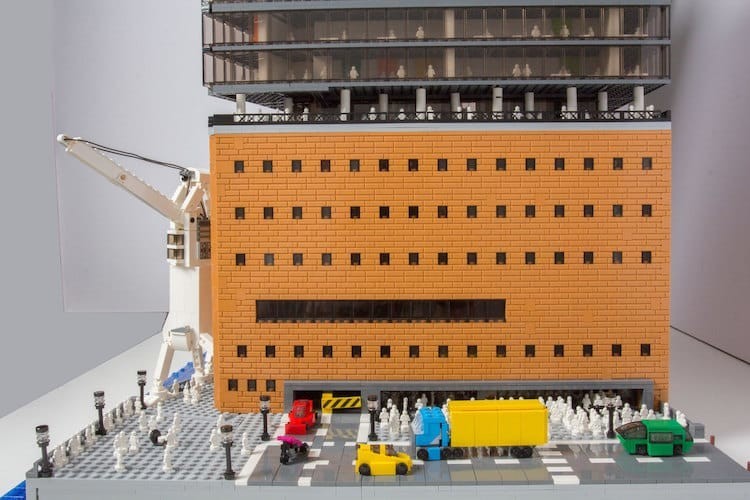 Поклонник LEGO воссоздал здание филармонии из 20 тысяч деталей