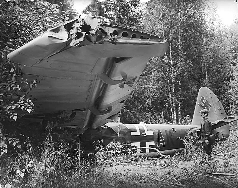 Самолет Юнкерс Ю-88 (Ju 88) с кодом F6+AK (номер 0285) был сбит 25.07.1941 летчиками 3-го истребительного авиакорпуса около Истры и совершил вынужденную посадку на поляну.