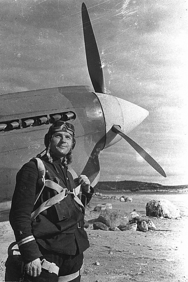 Летчик-истребитель, будущий Герой Советского Союза (1943), старший лейтенант Владимир Павлович Покровский (1918—1998) рядом со своим истребителем P-40E Kittyhawk американского производства, поставлявшимся в СССР по ленд-лизу.