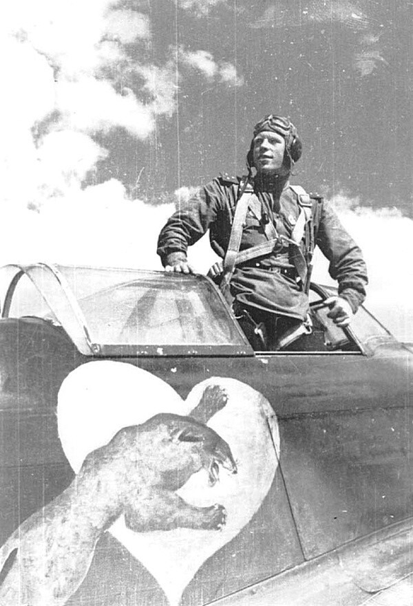 Дважды герой Советского Союза старший лейтенант Алексей Алелюхин на своем Як-1