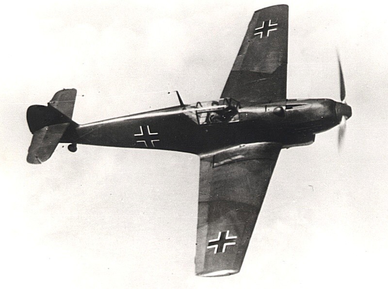Немецкий истребитель Мессершмитт Bf.109E-3 в полете