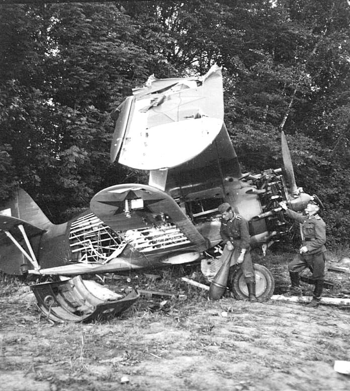 Разбитый истребитель И-153 «Чайка» с немецкими солдатами. Время съемки: 1941 год