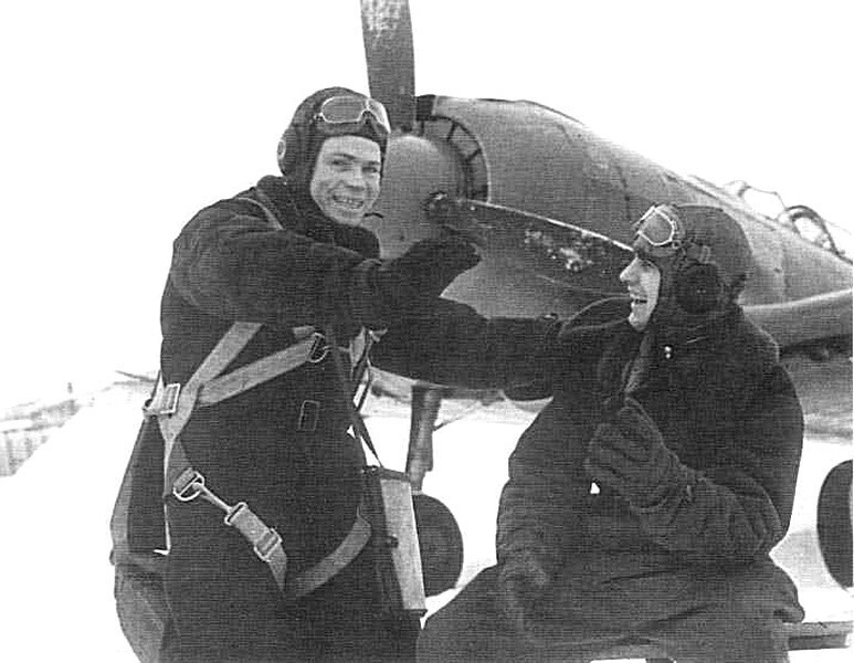 Советские летчики рядом с Ла-5