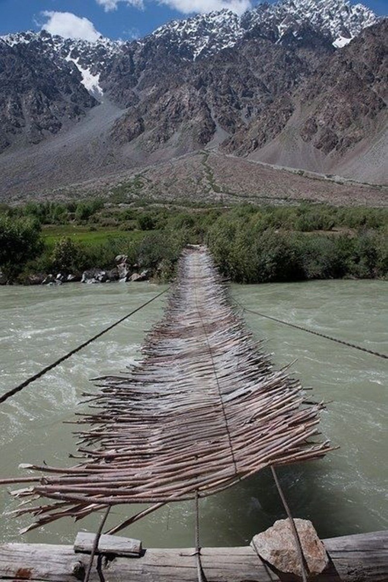 Мост над рекой Гунт, Таджикистан