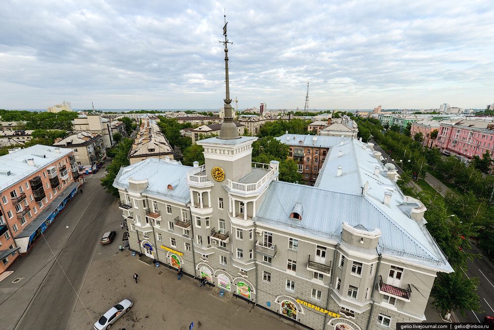 Барнаул фото домов. Дом под шпилем Барнаул. Под шпилем Барнаул. Здание под шпилем в Барнауле. Барнаул исторический центр.