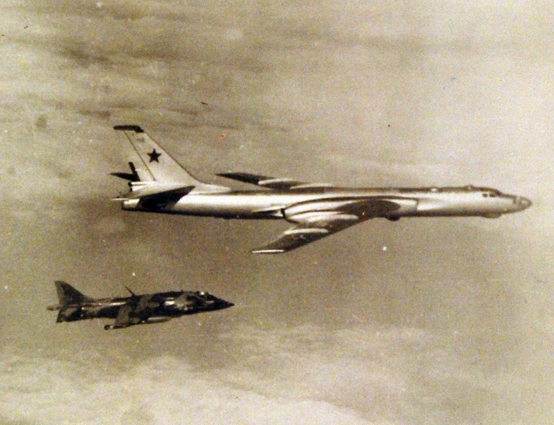 Советский разведчик Ту-16Р в сопровождении американского истребителя-бомбардировщика Hawker Siddeley Harrier, февраль 1973-го года