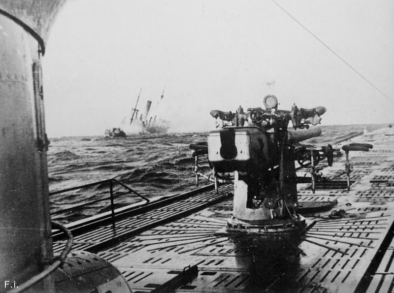 Вид с немецкой подводной лодки U-123 на тонущий транспорт
