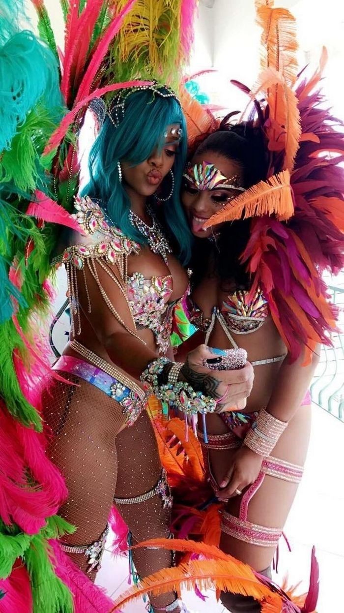 Полуголая и растолстевшая Рианна повеселилась на карнавале на Барбадосе