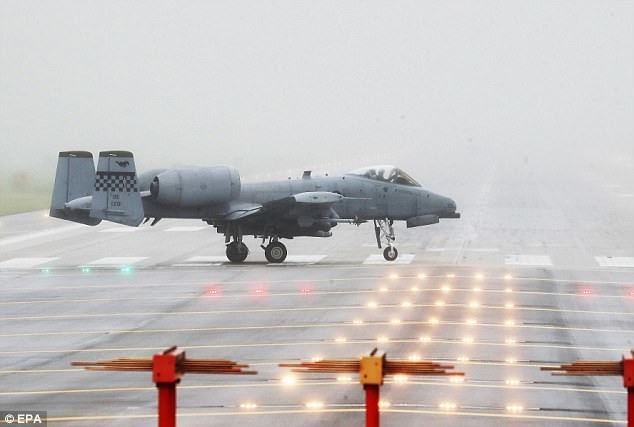 A-10 Thunderbolt готовится к взлету на авиабазе Осан американских ВВС в Пхентхэке, Южная Корея, 10 августа 