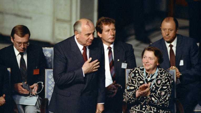 В том же 1990-м Горбачёв получил вожделенную Нобелевскую премию мира.