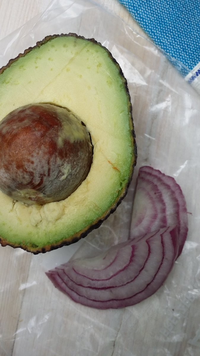 3. Храни авокадо в холодильнике в пакете вместе с луком! Так оно не темнеет!
