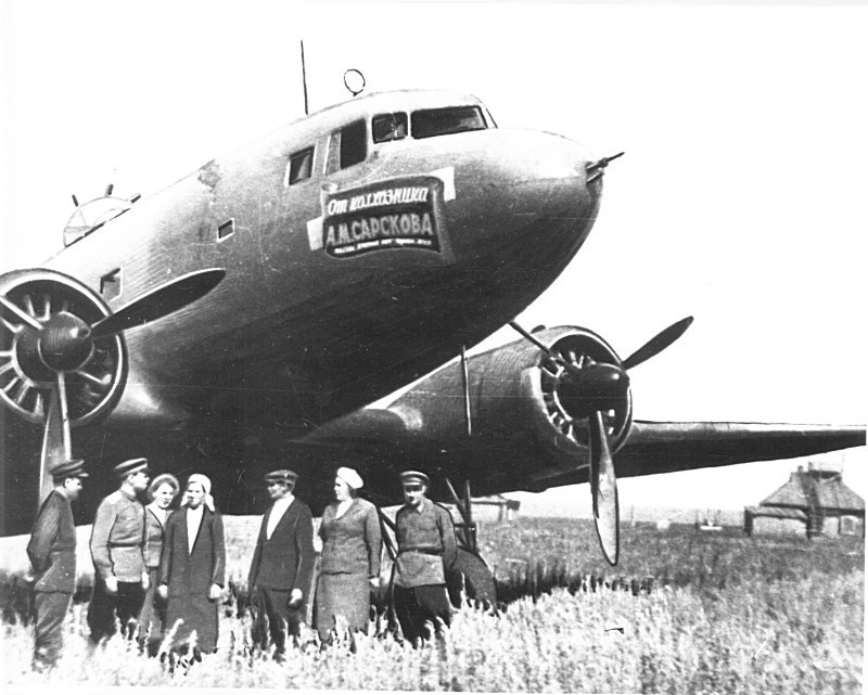 Колхозник А.М. Сарсков передает в дар фронту самолет Ли-2 Герою Советского Союза Ф.Н. Орлову