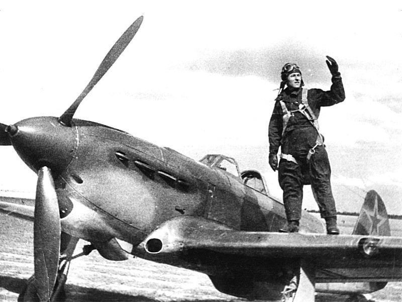 Летчик 562-го истребительного авиаполка ПВО Герой Советского Союза майор И.Н. Калабушкин на крыле истребителя Як-1Б