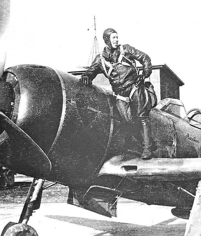Дважды Герой Советского Союза майор А.В. Алелюхин на крыле именного истребителя Ла-7