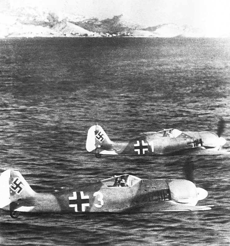 Пара немецких истребителей Фоке-Вульф Fw. 190 летит вдоль побережья.