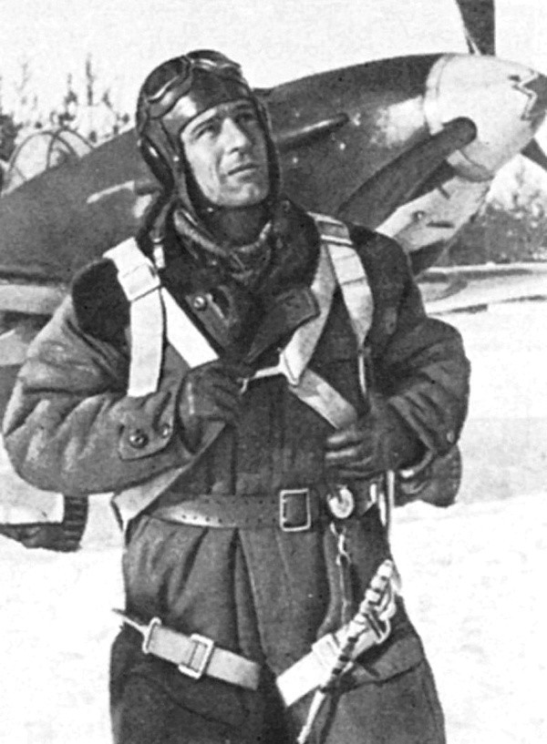 Герой Советского Союза командир 609-го истребительного авиаполка майор Л.А. Гальченко у своего истребителя ЛаГГ-3