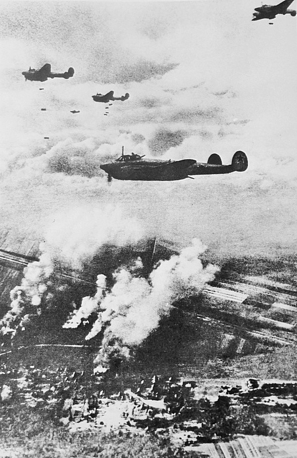 Советские пикирующие бомбардировщики Пе-2 сбрасывают бомбы c горизонтального полета на позиции противника.