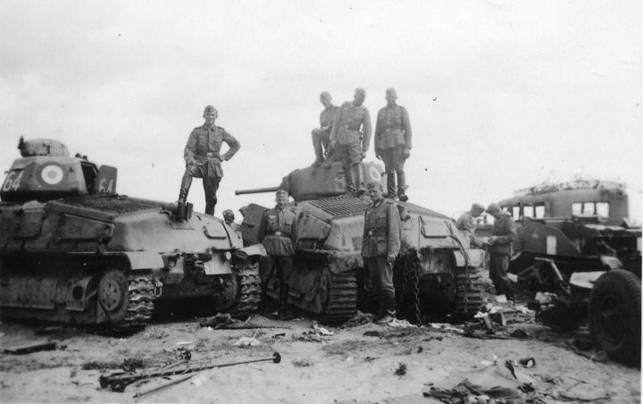 Немцы у брошенных французских танков. Фото: pinimg.com