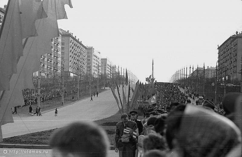 Москва встречает кубинского лидера толпами трудящихся с флагами и транспарантами. Ленинский проспект.
