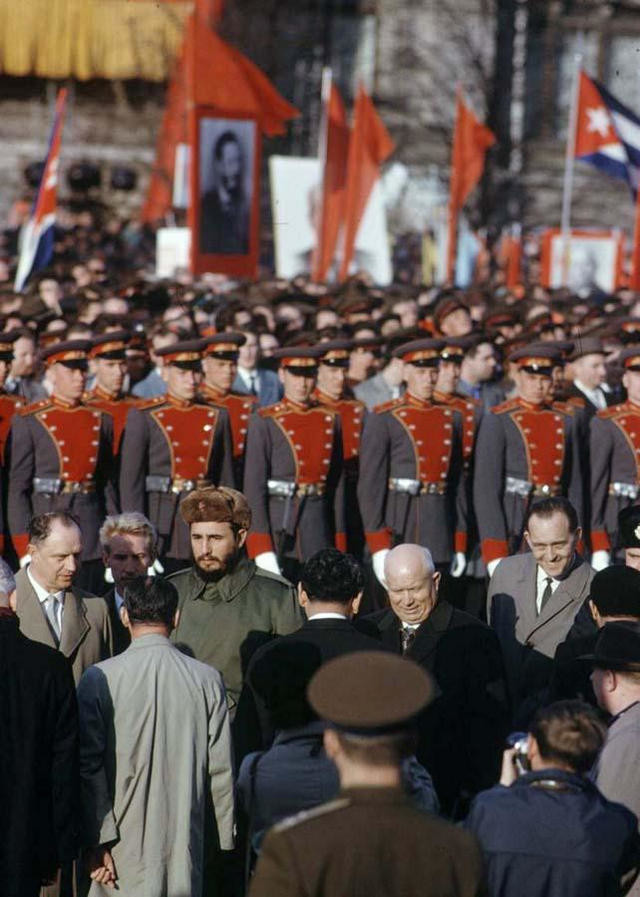 Во время первомайской демонстрации на Красной площади.