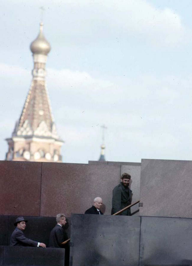 Подъем на трибуну мавзолея.