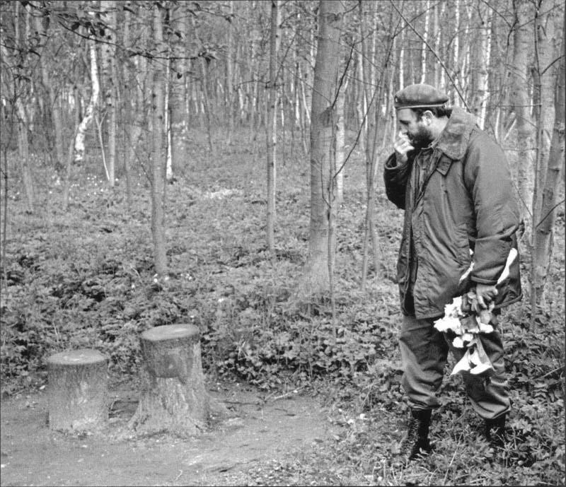 В «рабочем кабинете» Ленина в Разливе.