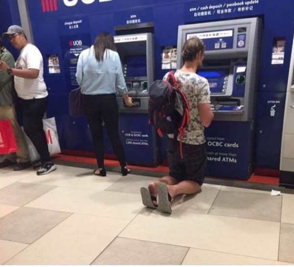 Просто немец у банкомата в Юго-Восточной Азии
