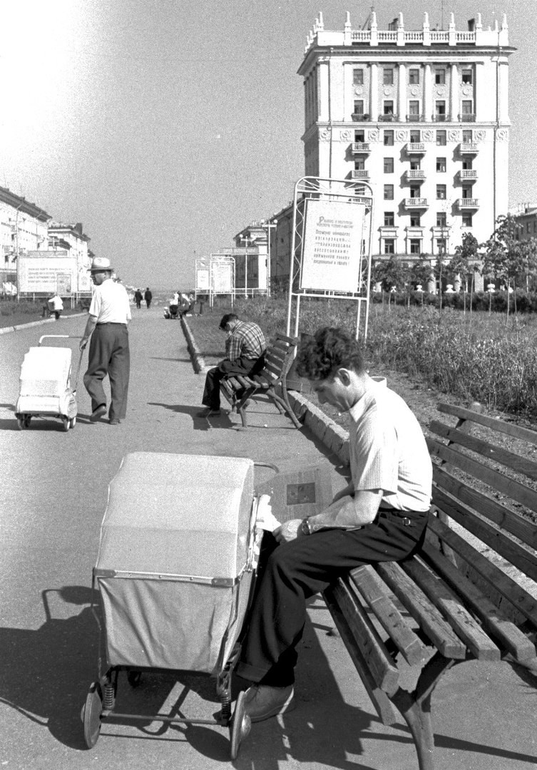 Отцы на прогулке. 1960-е годы.