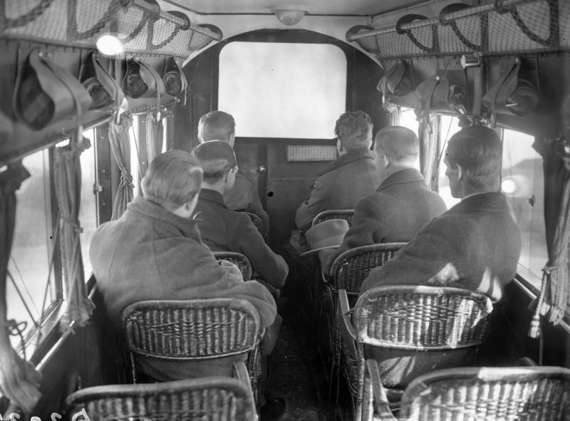 Показ фильма на борту самолета. Великобритания, 1925 год.