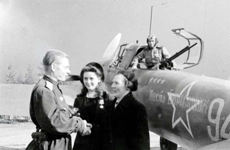 Летчик штурмовой авиации Г.Паршин благодарит Евгению Петровну и Прасковью Васильевну Бариновых за самолет, построенный на их личные сбережения. 3 июня 1944 года. 