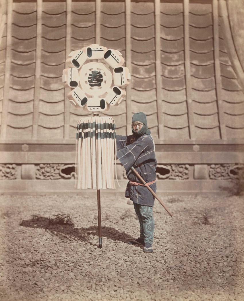 Пожарный со знаком своего отделения. Япония, 1875 год.