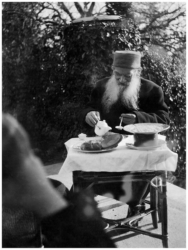Лев Толстой завтракает на террасе дома в Гаспре. Российская империя, 1901 год.