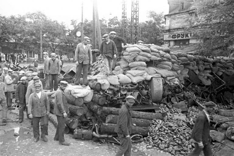 Одесситы строят баррикады. Август 1941 года.