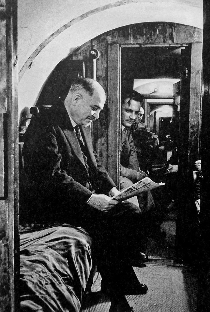 Посол СССР в Великобритании Иван Михайлович Майский (1884—1975) и его сотрудники в бомбоубежище посольства во время налета немецких ВВС. Лондон, Великобритания, 1940 год.