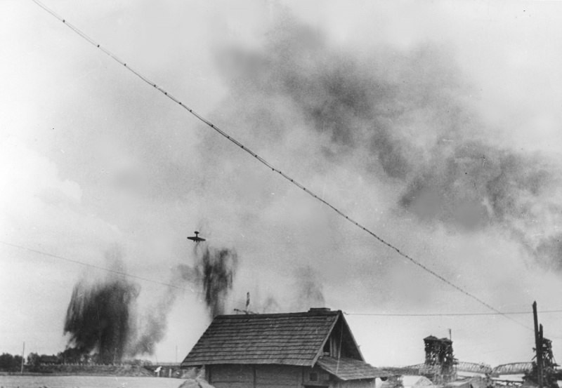 Сбитый и падающий над одной из переправ через Березину советский бомбардировщик СБ. 1941 год.