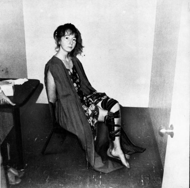 Линетт Фромм по прозвищу «Пискля» из секты Чарльза Мэнсона, арестованная за покушение на президента Джеральда Форда. 1975 год.