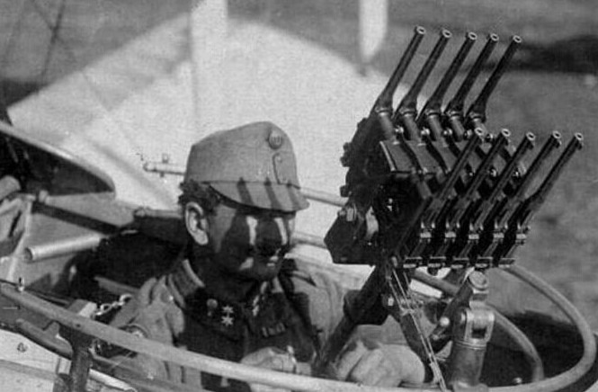 Австрийский разведывательный аэроплан времен Первой мировой войны, вооруженный батареей из 10 пистолетов Mauser C96.