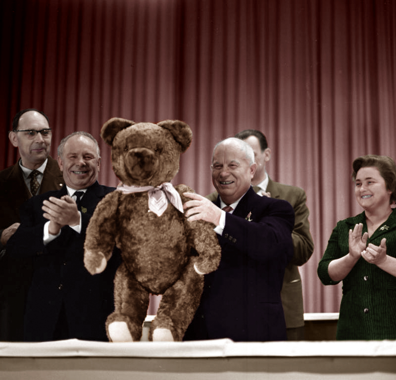 107 Премьер Хрущев щеголяет плюшевым мишкой во время визита в Восточную Германию, 1963 г.