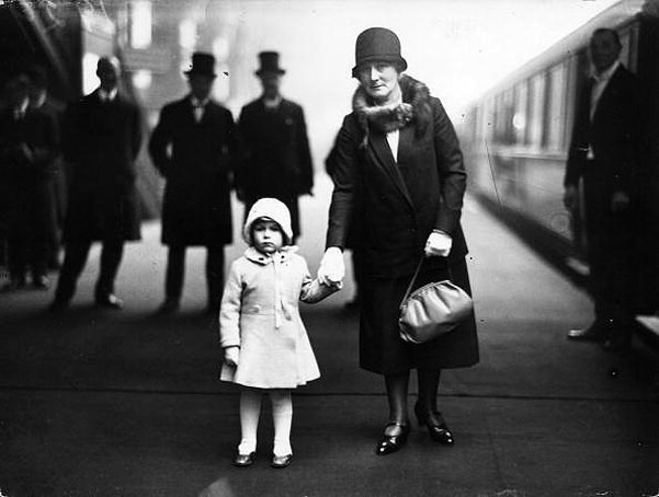 85 Будущей королеве Елизавете - три года. На вокзале с бабушкой, 1929 год.