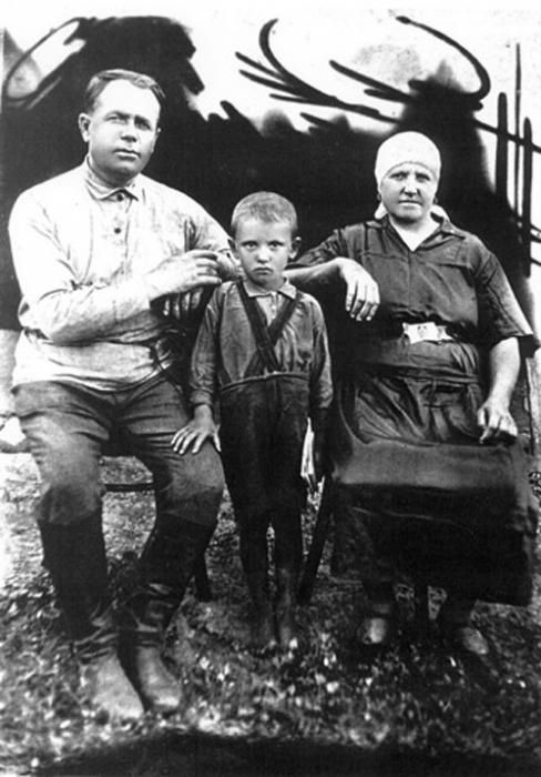 58 Михаил Горбачев с родителями
