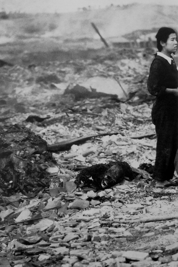 28. 16-летняя Чиеко Рю стоит рядом с обугленными останками своей матери, погибшей при взрыве атомной бомбы. Нагасаки. Японская империя. Август 1945 года.