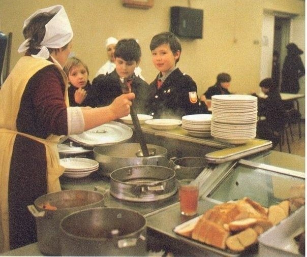 В советской школьной столовой